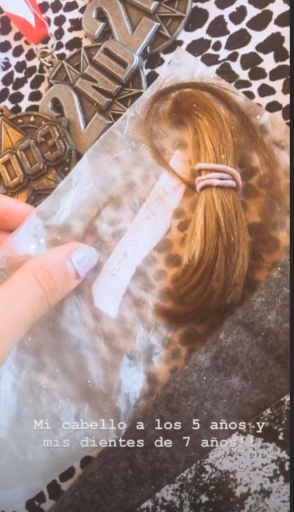 Pero no solamente tiene fotos de su infancia, también guarda un mechón de cabello de cuando tenía 5 años y los dientes que se le cayeron.