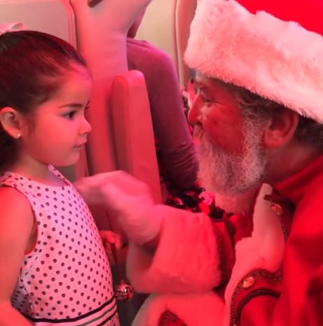 Giulietta estaba feliz de poder platicar con Santa Claus, quien le dio muchos consejos y un regalo.