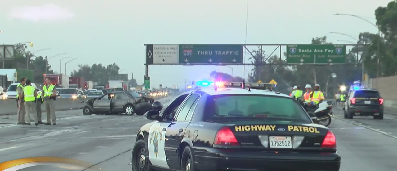 Aparatoso accidente sobre la autopista 605 deja un fallecido en Los Ángeles