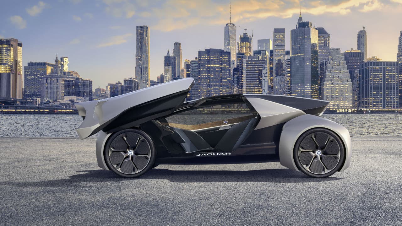 De hecho, el cliente podrá ser
<b>dueño del vehículo o solo del volante.</b> Con este auto concepto Jaguar inauguraría la modalidad de flota de vehículos compartidos (red carsharing), para usarse solamente cuando se requiera.
<b>Sayer</b> será el medio para que la persona solicite y programe el uso de la unidad.