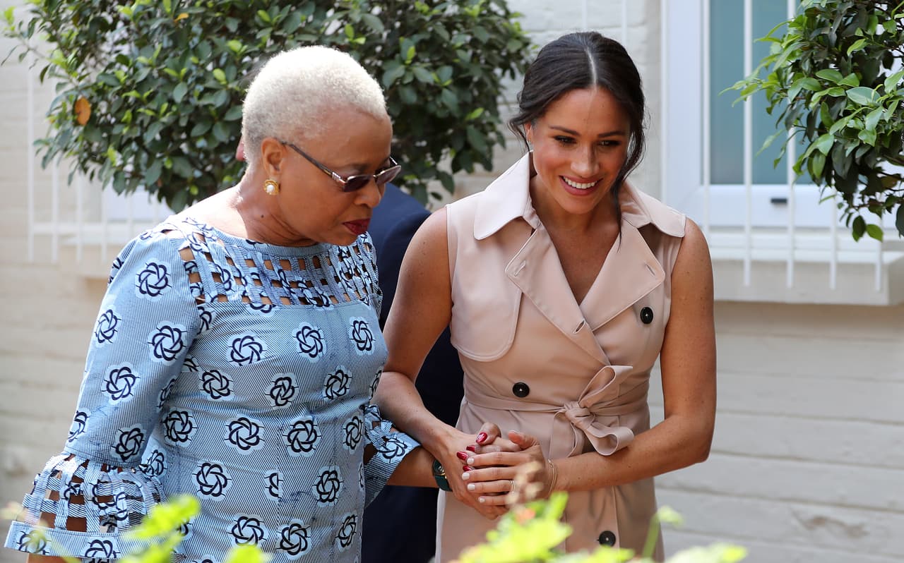 "Creo que incluso si vuelves y miras las redes sociales desde el momento en que se anunció el compromiso,
<b><a href="https://www.univision.com/entretenimiento/meghan-markle-sufre-ataque-racista-por-parte-de-una-modelo-britanica" target="_blank">la raza (de Markle)</a></b> era claramente un elemento", aseguró Clinton.
<br>