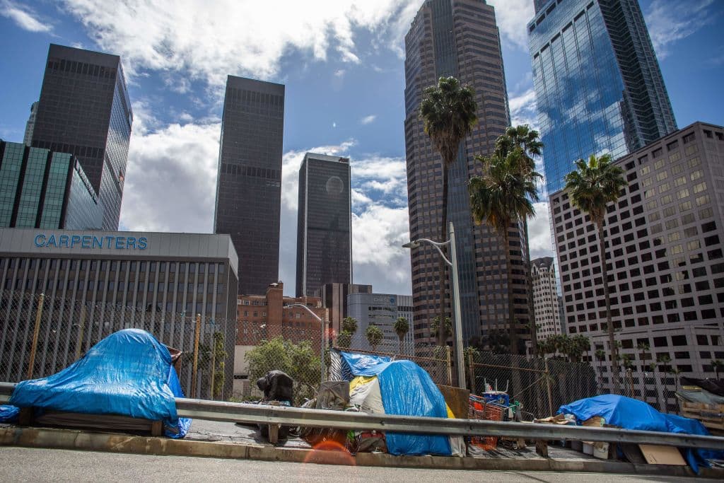 <b>16 DE MARZO.</b> El gobernador autoriza a los gobiernos locales a impedir los desalojos de inquilinos que no han podido pagar sus rentas en medio de la crisis del coronavirus. También se se permite el aplazamiento de las ejecuciones hipotecarias y se busca proteger el cierre de servicios públicos. Este día también se publican directivas de salud pública para proteger a su personal, instalaciones y población vulnerable.