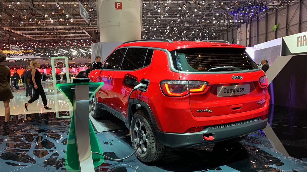 <h3 class="cms-H3-H3">Jeeps híbridos recargables</h3>
<br>Jeep presentó versiones híbridas recargables de sus modelos 
<b>Compass</b> y 
<b>Renegade</b>, las dos camionetas que utilizan arquitectura global para autos pequeños compartida entre General Motors y FCA, utilizada por otros autos como los Fiat 500L y 500X. El motor de gasolina en ambos modelos es un 4 cilindros de 1.3 litros. En el caso de la Compass la potencia total del tren motriz híbrido serán unos impresionantes 240 caballos de fuerza. Considerenos oficialmente impresionados.