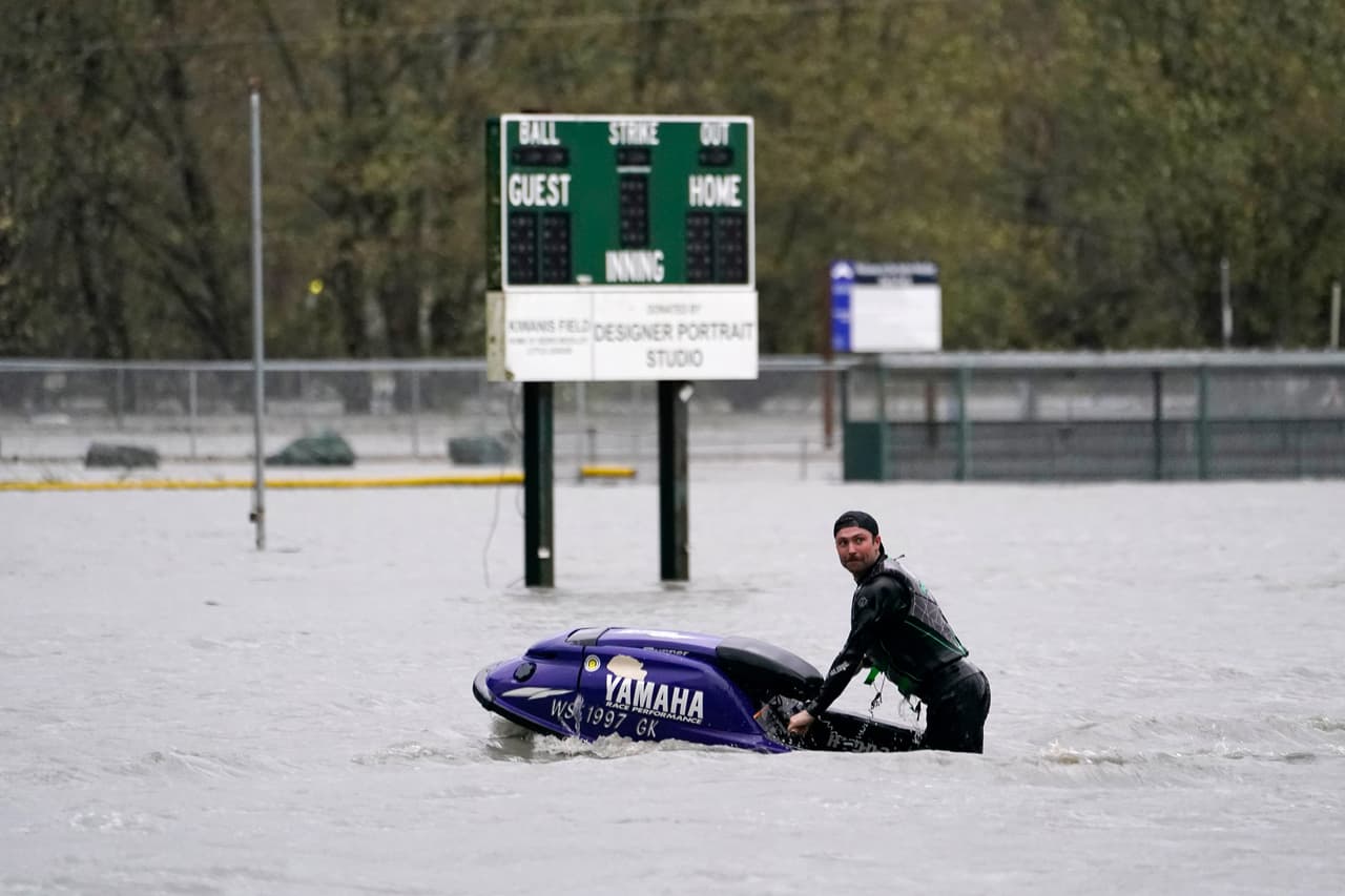 Un hombre en una moto de agua por las calles inundadas de Sedro-Wooley, Washington, el 15 de noviembre.
<br>
<br>En la ciudad de Ferndale, en el norte del estado, los funcionarios instaron a las personas en hogares y negocios a evacuar en un área cercana al creciente río Nooksack, el martes 16 de noviembre.
<br>