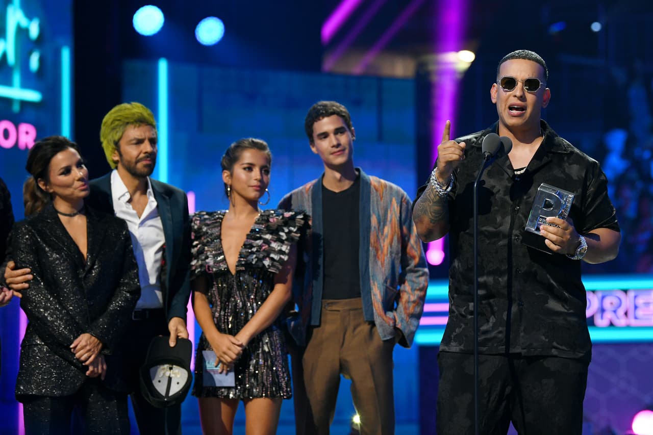 Daddy Yankee fue reconocido el año pasado como cantautor del año y aprovechó su estancia en el escenario para manifestarse a favor de Puerto Rico, país que exigía la renuncia de su gobernador.