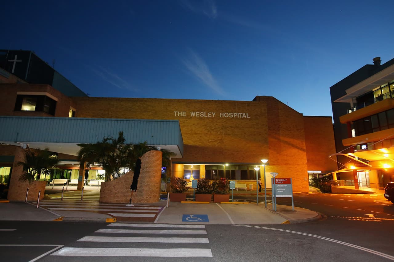 <b>Australia</b>: combina la atención pública y la privada. El gobierno estimula a la gente con mayores recursos a contratar pólizas privadas mediante el cobro de un 1% extra en pago de impuestos si sus ingresos alcanzan determinada cifra y la persona usa el seguro público. La mayoría de las medicinas por prescripción son subsidiadas gracias al 
<a href="http://www.nhs.uk/pages/home.aspx">Pharmaceutical Benefits Scheme (PBS).</a>