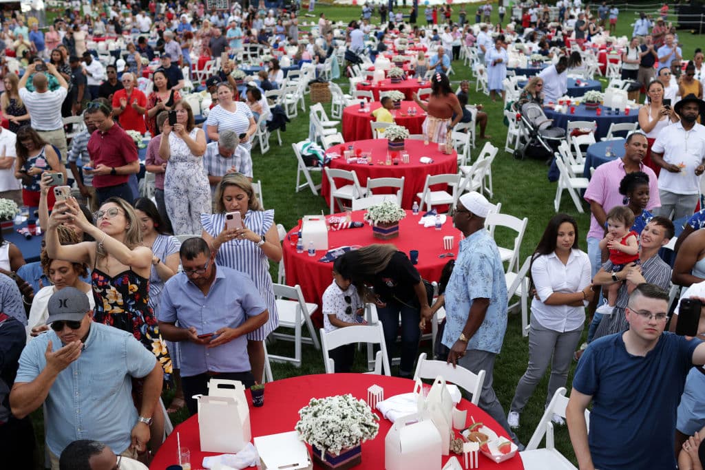 Los cerca de 1,000 invitados que hubo a la barbacoa en el Jardín Sur de la Casa Blanca.
<b> "Hemos logrado tener una ventaja contra este virus... No me malinterpreten: el covid-19 aún no ha sido derrotado. Todos sabemos que han surgido poderosas variantes, como la variante Delta",</b> dijo el presidente.
