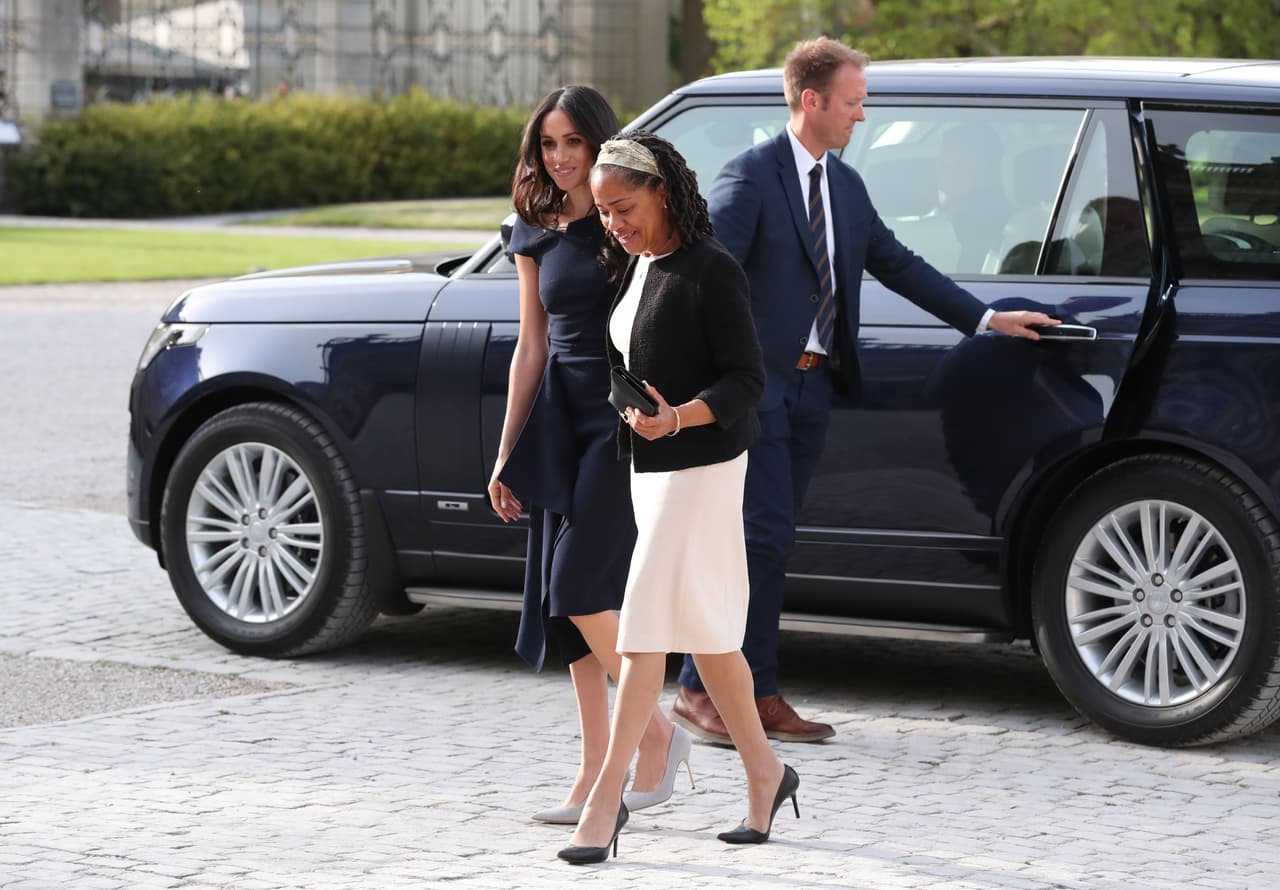 A poca distancia, Meghan Markle lucía feliz junto a su madre. La futura esposa del príncipe Harry lució un vestido de la marca Roland Mouret Barwick, valorado en 1,820 dólares.