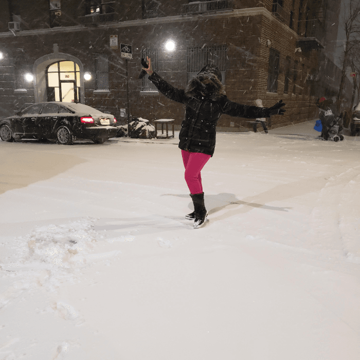 Esta mujer posa en el medio de una calle de la Ciudad de Nueva York durante la tormenta invernal que se esperaba dejaría a la ciudad con por lo menos un pie de nieve.