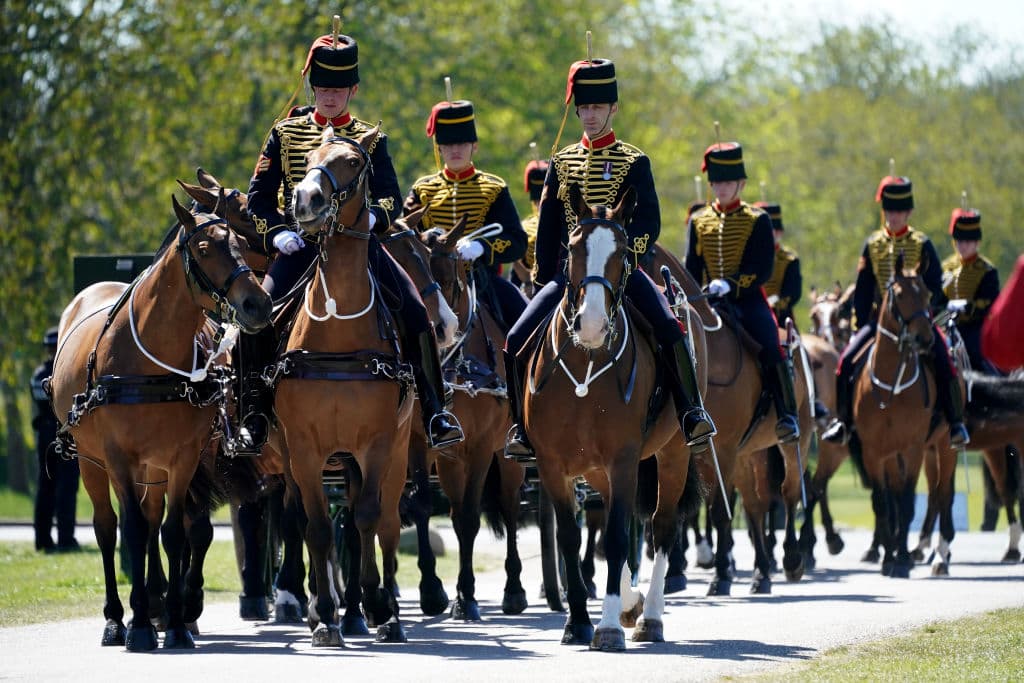 El momento de la llegada al castillo de Windsor de la Artillería Real a caballo de las Tropas del Rey.