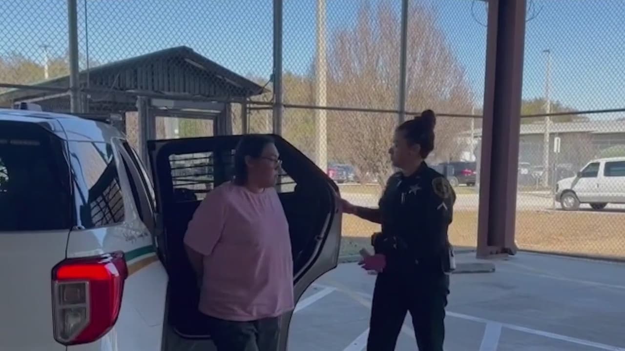 Mujer acusada de abusar de niños en guardería queda libre bajo fianza