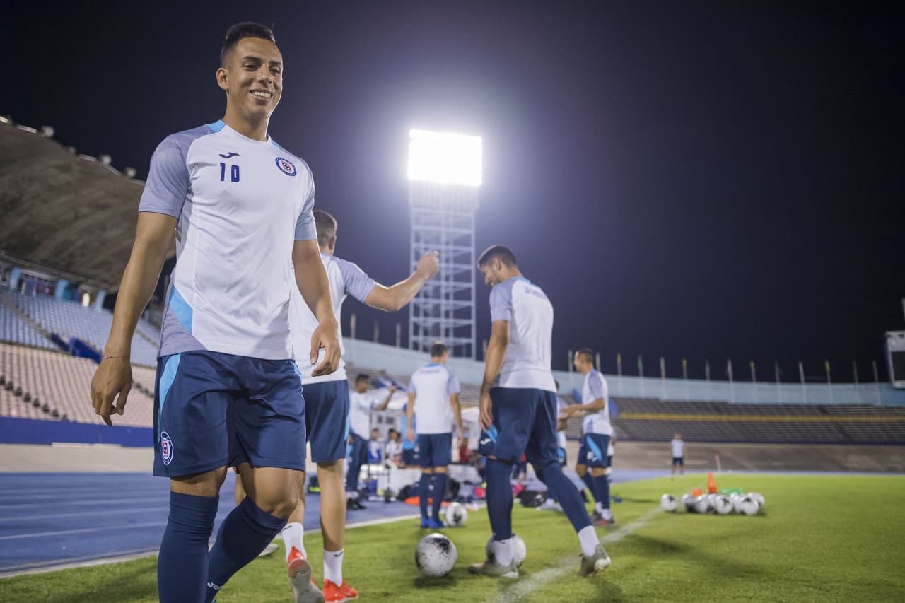 Después de los estiramientos, viene el trabajo con balón para que se suelten los jugadores.