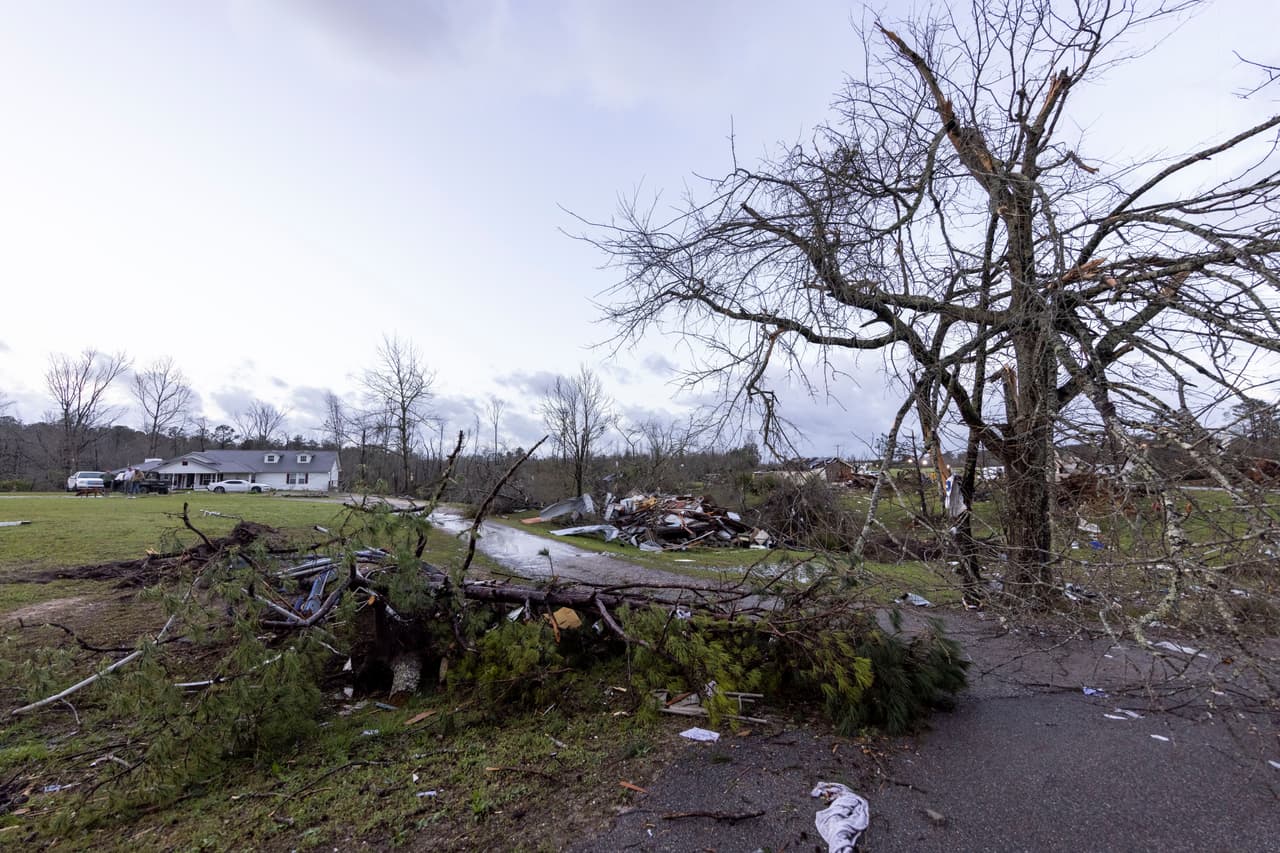 En el condado de Clark, Alabama, a unas 120 millas de Clanton (donde fue tomada esta fotografía), una mujer y su sobrina de 3 años resultaron heridas, aunque no de gravedad. Fueron expulsadas de su casa por un presunto tornado, según informó CNN.