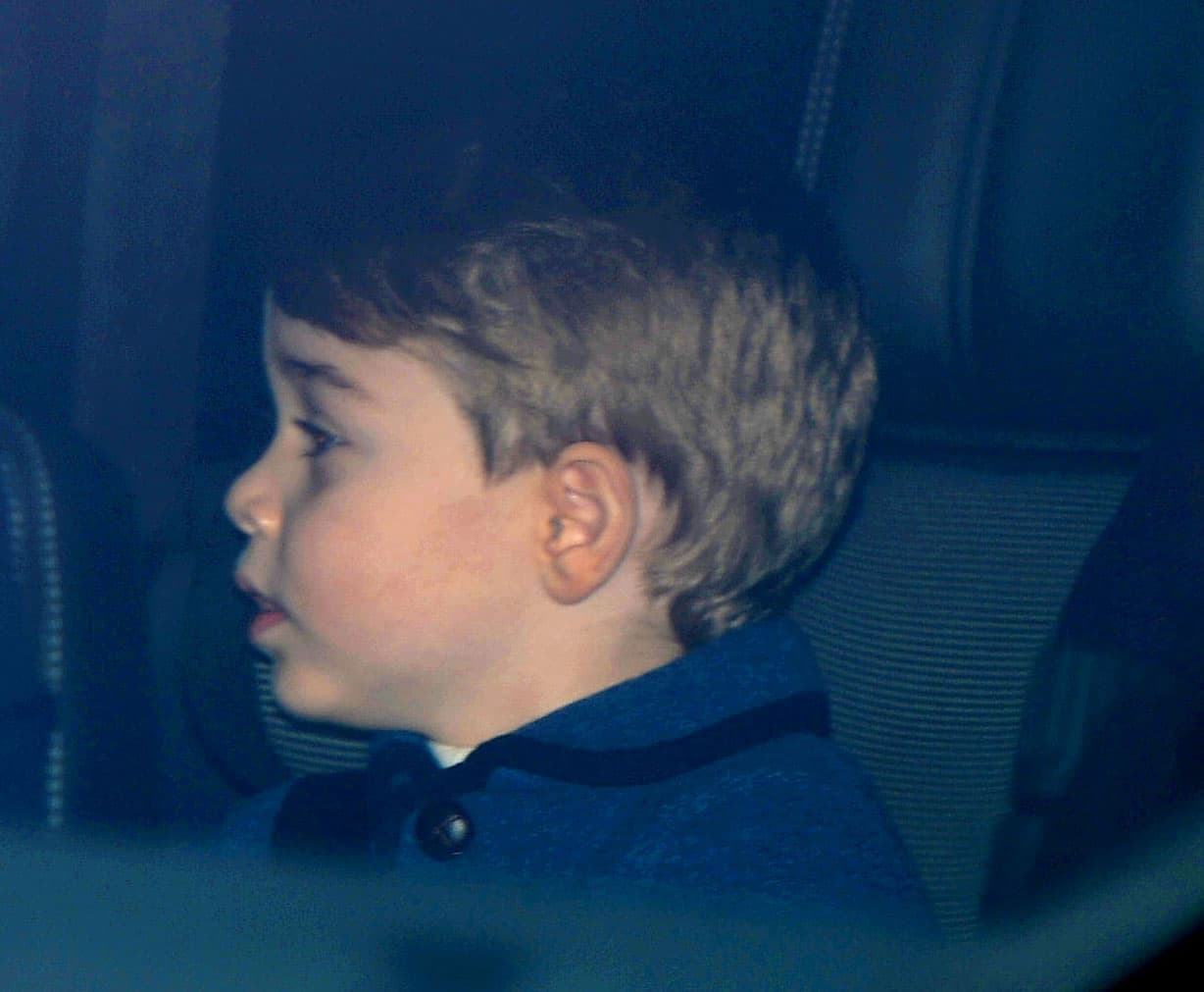 Loco por bajarse de la camioneta el príncipe George, quien hereda el trono después de su abuelo, el príncipe Carlos y de su papá, el príncipe William.
