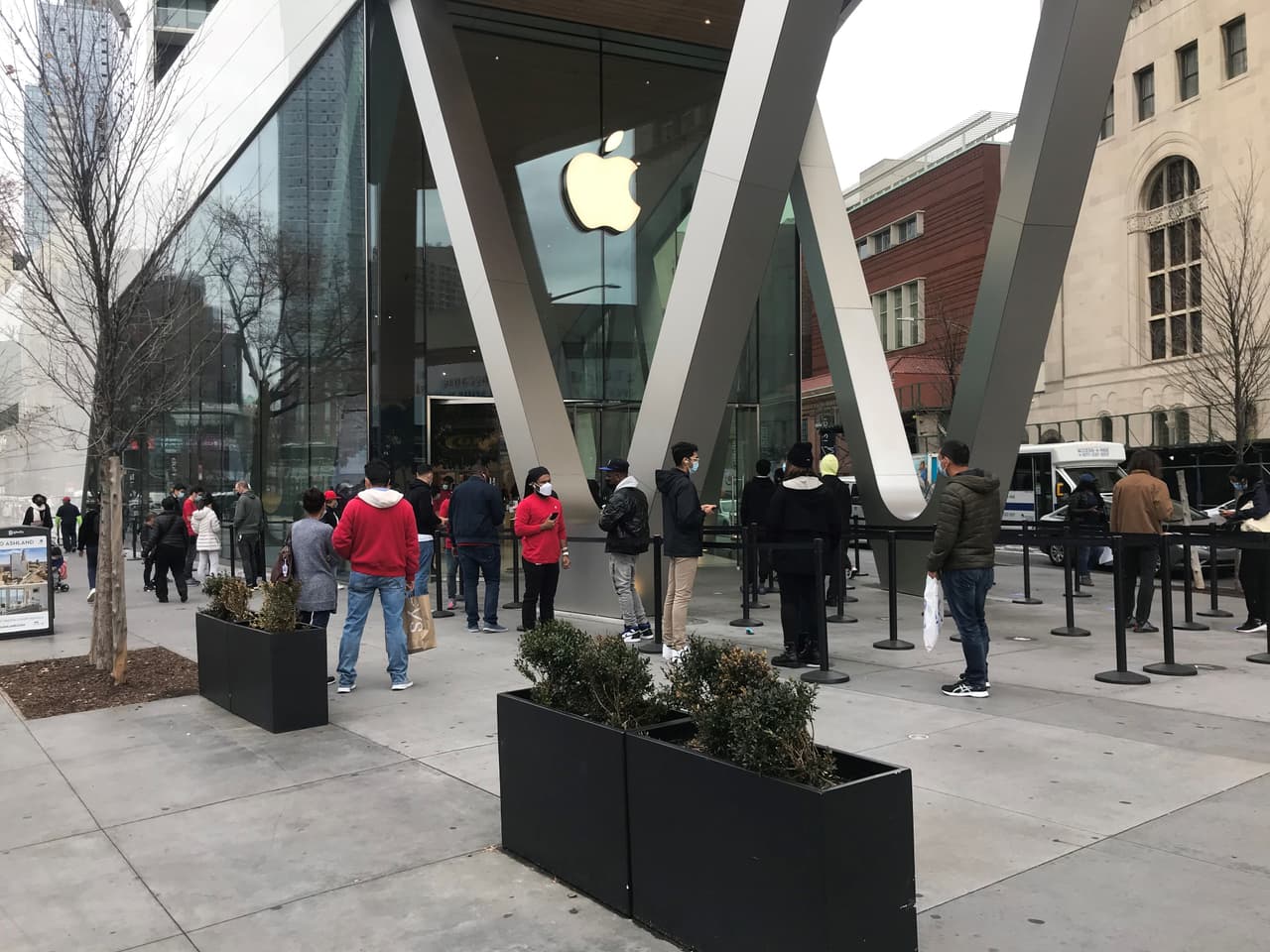 Tiendas de compañías grandes, como esta tienda Apple en Downtown Brooklyn, vieron colas de personas queriendo hacer compras.