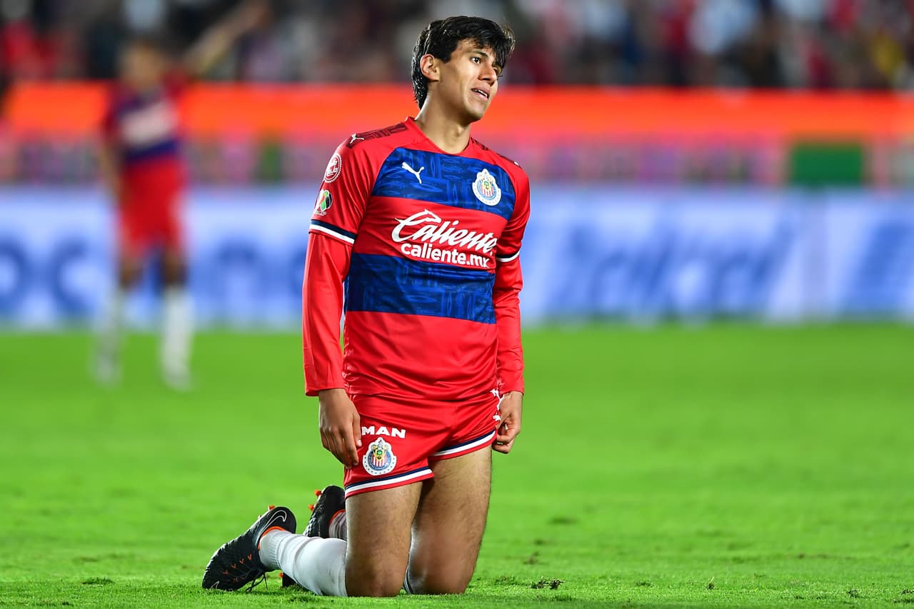 Sin JJ Macías ni Alexis Vega, delantera de Chivas adolece ante Toluca