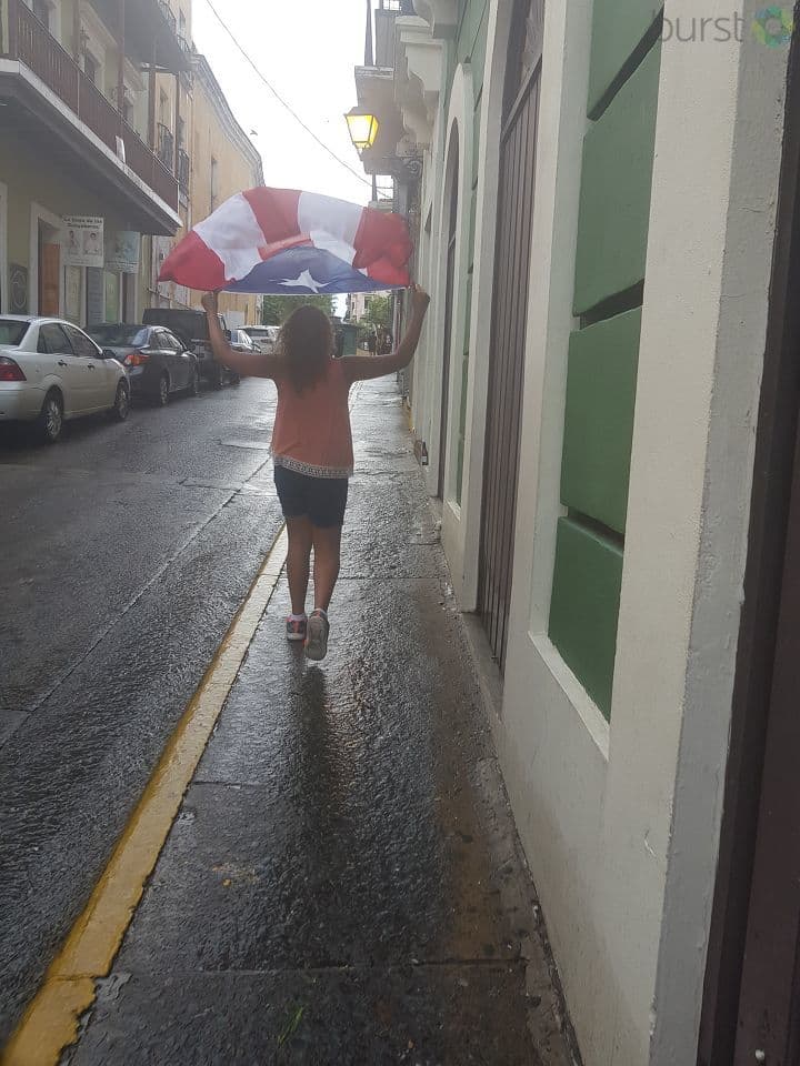 Esta niña ondea la bandera de Puerto Rico.