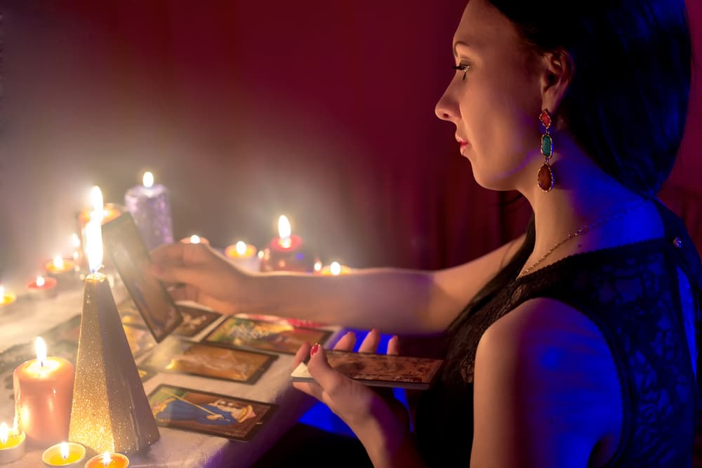 Hay otra lectura de siete cartas nada más que puedes acomodar como una V, con tres cartas a cada lado y la otra al final, llamada de "la herradura", en donde además del pasado, presente y futuro, representan tus influencias, tu actitud hacia los demás, la querella, el consejo ante este problema y finalmente, el probable resultado.