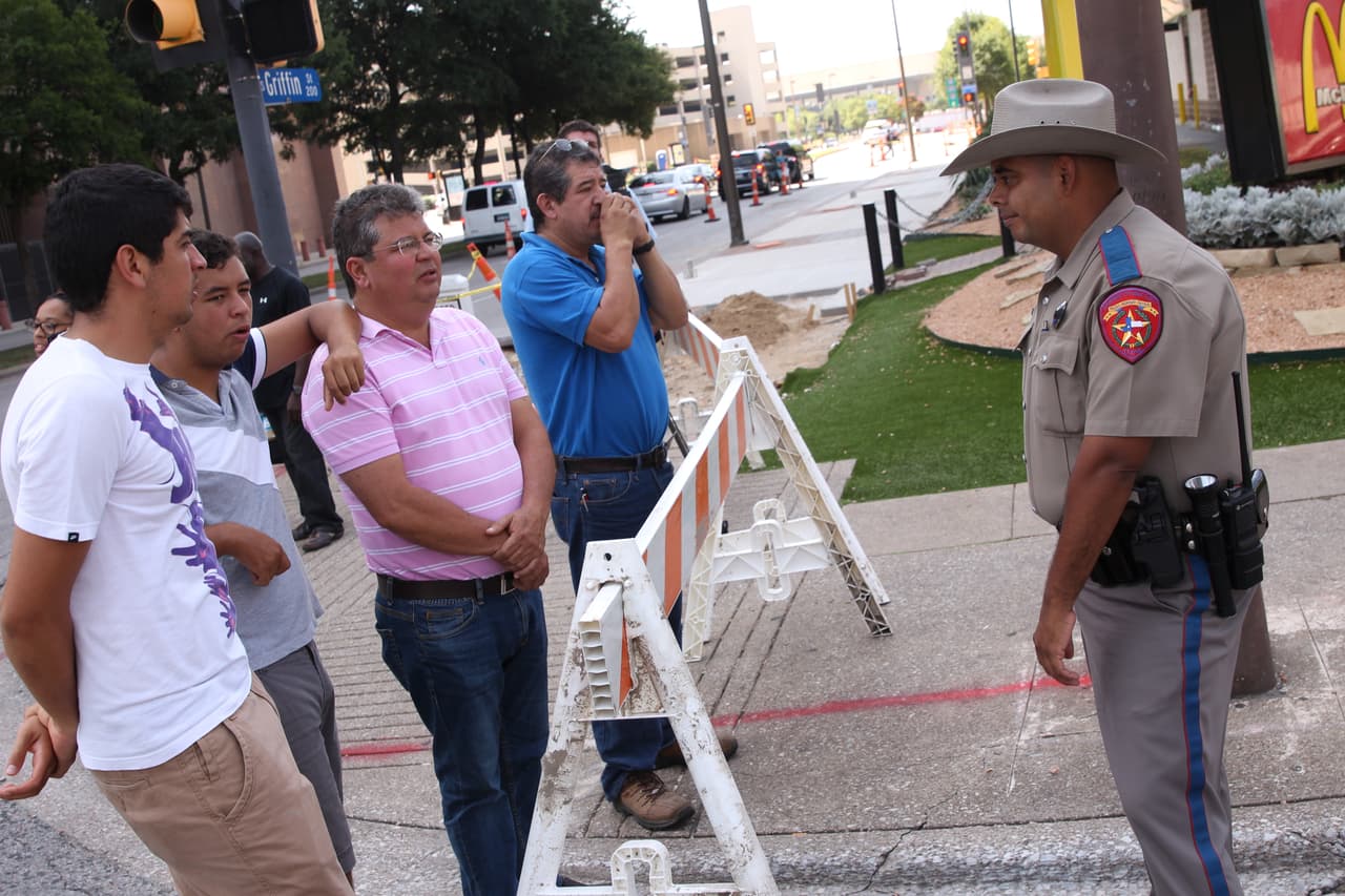 Familia mexicana quedó varada en Dallas tras el tiroteo porque les prohibieron sacar su auto