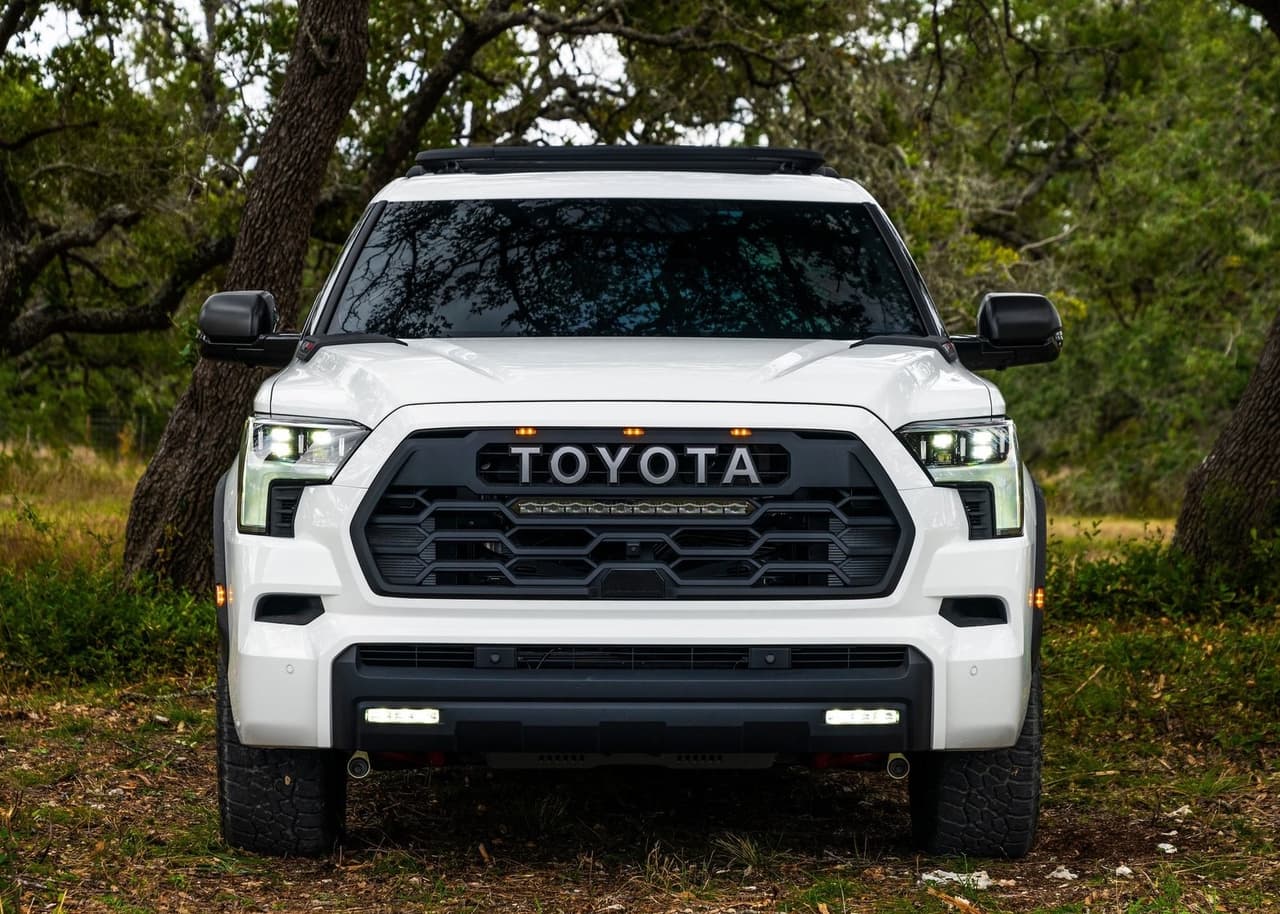 La Toyota Sequoia 2023 se rejuvenece adoptando un estilo moderno, una cabina tecnológica y un sistema de propulsión híbrido.