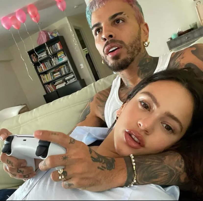 <b>Rosalía</b> no cabe de emoción y en redes se puede ver que el amor que la invade es enorme. Por su parte,
<b>Rauw</b> está más que feliz, pues después de varios intentos logró conquistar a la chica que desde hace tiempo era su 'crush'.