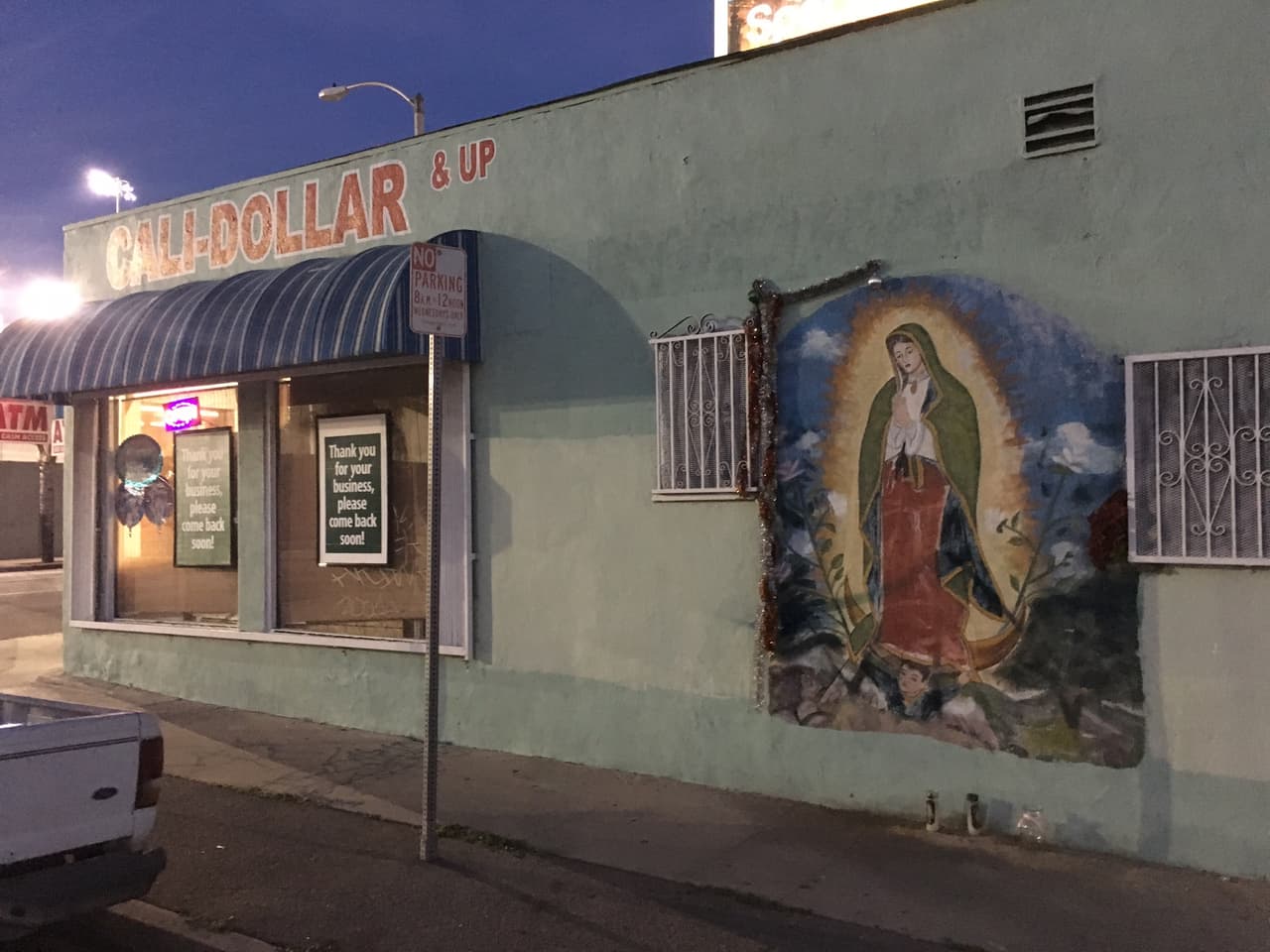 Un negocio de Los Ángeles que se beneficia de una imagen guadalupana.