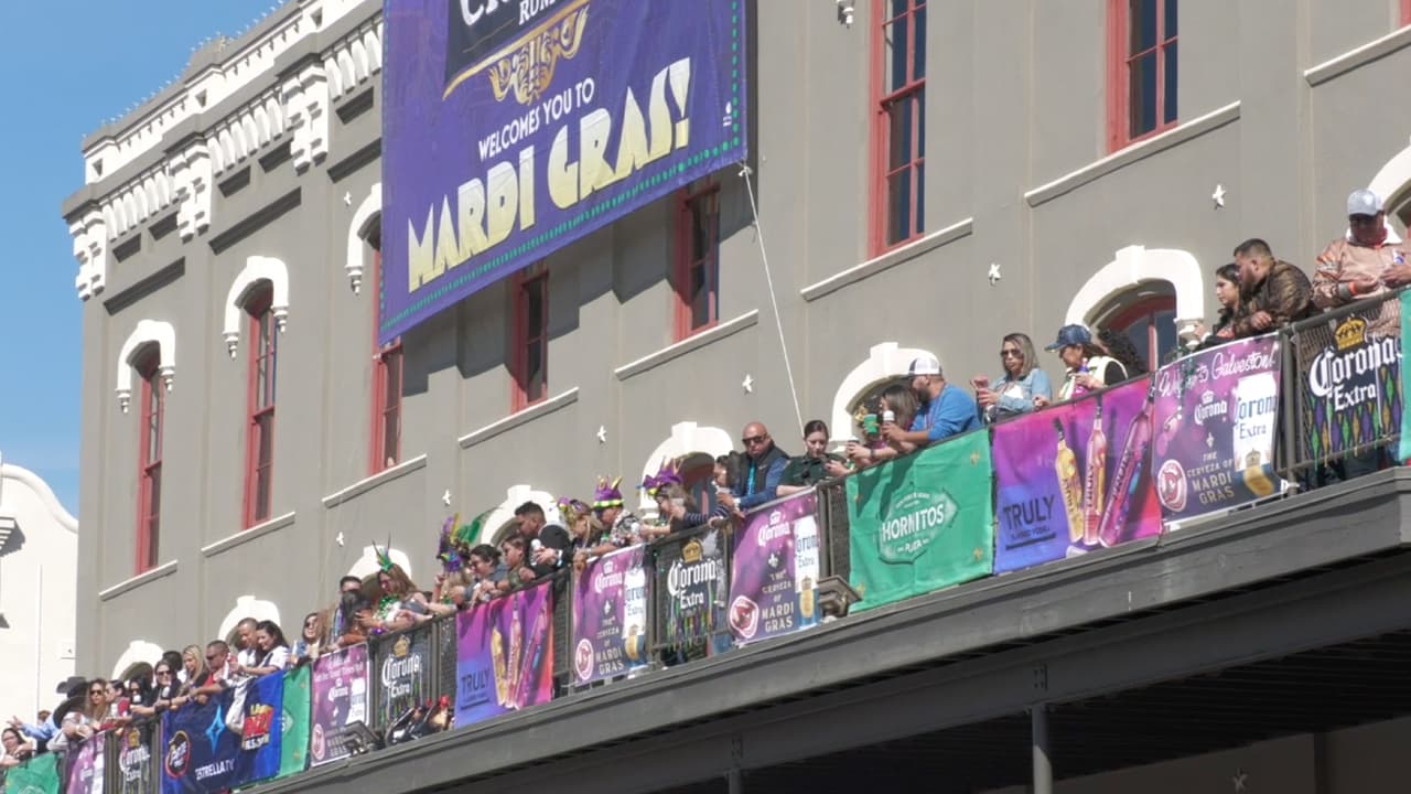 Las personas pudieron disfrutar de la fiesta desde los balcones de algunos edificios y también se realizó un concierto.