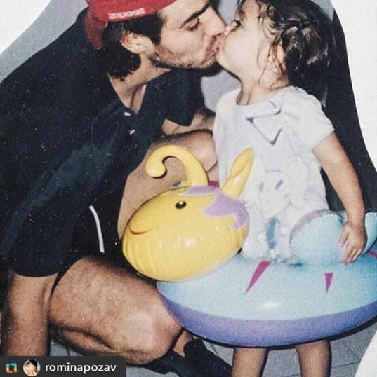 El actor la tomó de las manos y le hizo una emotiva pregunta: “Quiero preguntarte cómo has hecho para ser la madre que eres, tener esas dos criaturas con esa mirada profunda de amor y regalarnos también el 100 por ciento de una entrega, de una actriz como lo está haciendo Mayrín Villanueva, porque estás en crecimiento. ¿Cómo haces? ¿Cómo haces para tener eso y cómo hacer para hacer un protagónico y hacer que parezca fácil?”
<br>