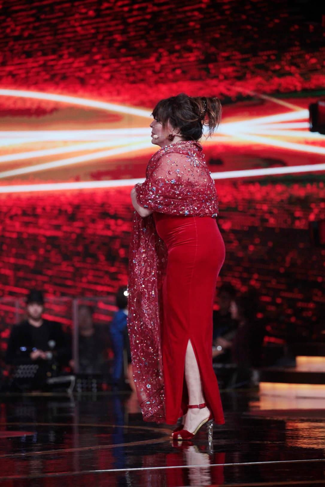 Esa noche eligió un vestido largo en color rojo carmín, una vez más se hizo acompañar por una pashmina en la misma tonalidad, con transparencias y aplicaciones de pedrería.
