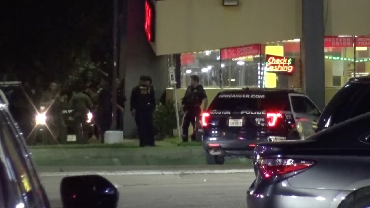 Autoridades de Houston buscan a tres hispanos sospechosos de disparar contra un oficial de policía