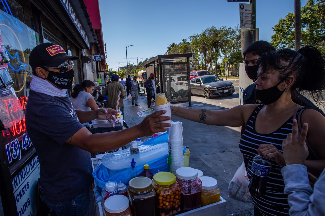 <b>AB 2193</b> brindará a los californianos de bajos ingresos la posibilidad de recibir asistencia legal en asuntos civiles que afectan las necesidades humanas básicas, independientemente del estado migratorio de las personas. Los vendedores ambulantes también obtendrán permisos de salud locales más fácilmente bajo esta legislación.
<br>