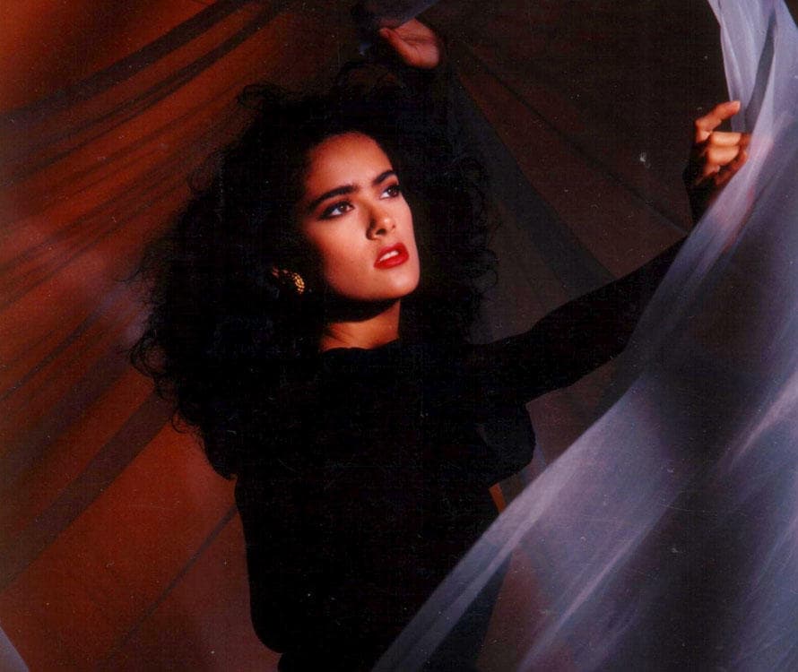 Hace dos décadas, Salma Hayek hizo historia al dar vida a una ambiciosa colegiala llamada Teresa.