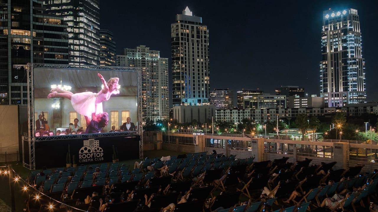El cine al aire libre reinventa la diversión en Houston y otras ciudades por la pandemia