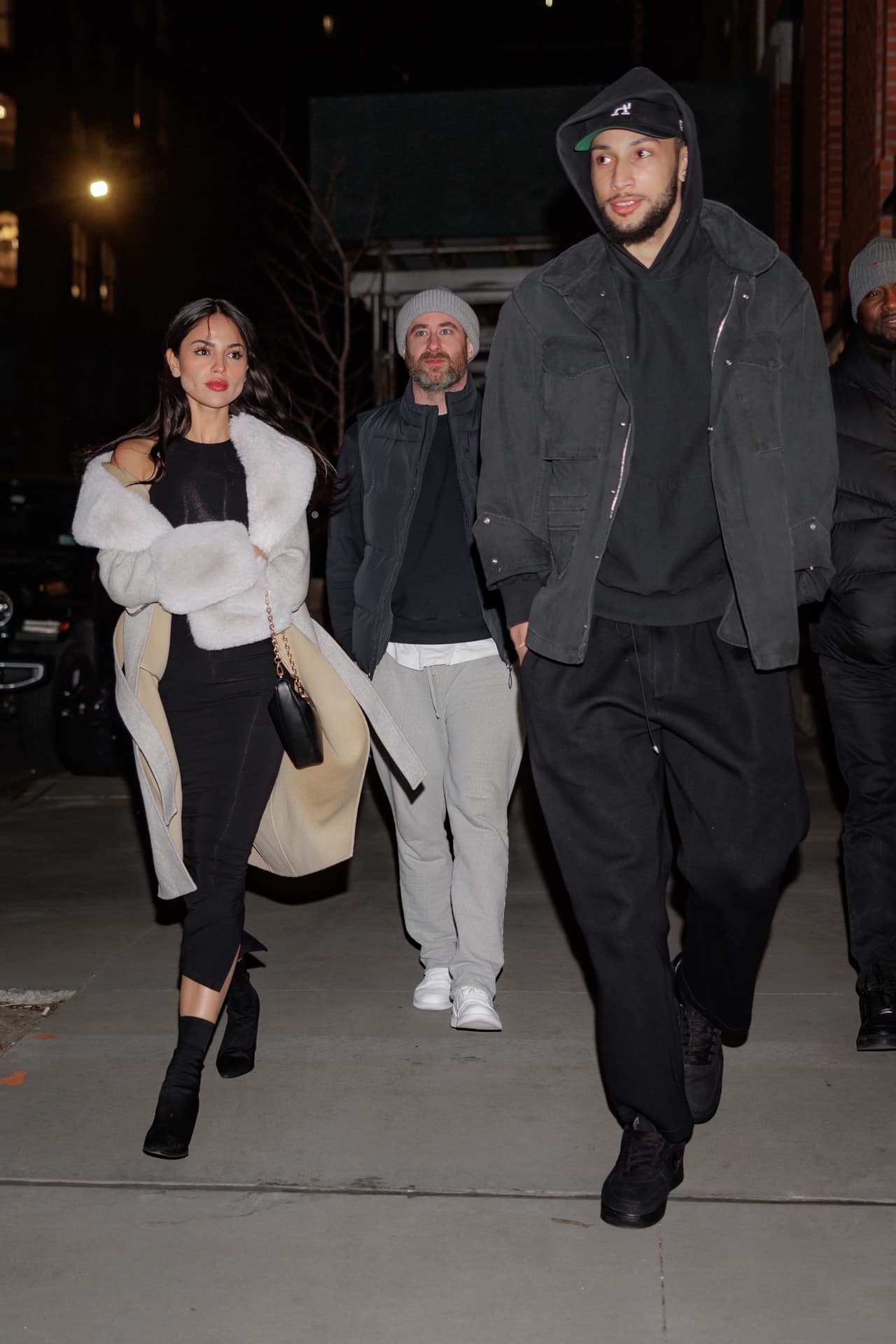 Esta vez por las siguientes fotos en las que fue 
<b><a href="https://www.univision.com/famosos/la-relacion-de-kendall-jenner-y-ben-simmons-estaria-pasando-por-un-dificil-momento-fotos" target="_blank">captada junto Ben Simmons. </a></b>