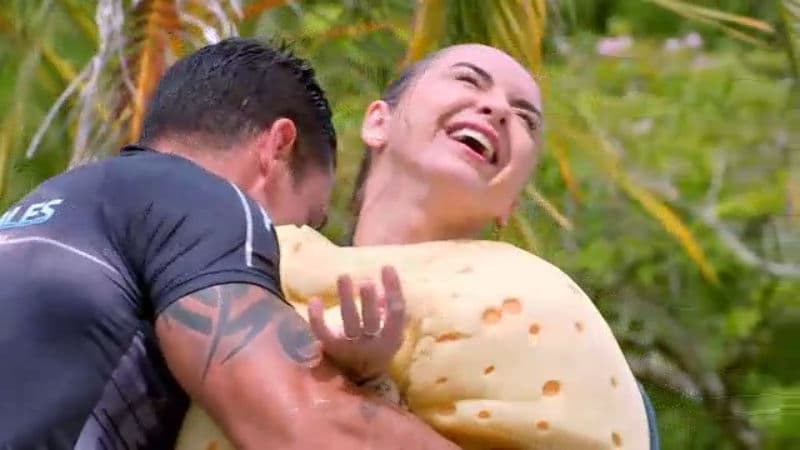 Ingrid se dejó querer y apretar por su “fortachón” Mauricio, y en muy pocas vueltas lograron rebasar la cubeta.