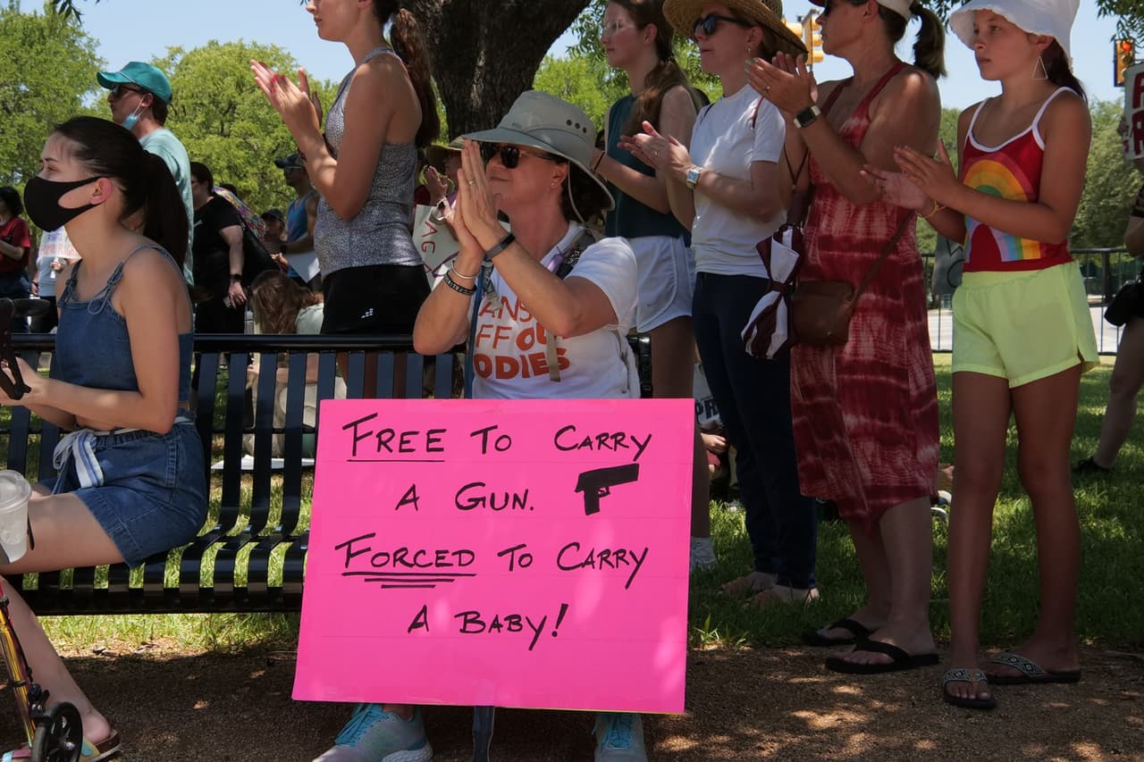 En las manifestaciones contra el aborto en Dallas y Fort Worth también se ha cuestionado 
<b><a href="https://www.univision.com/local/austin-kakw/texas-armas-sin-licencia-nueva-ley" target="_blank">el derecho al porte de armas sin licencia</a></b>, que aplica por ejemplo en Texas. Por esto, una de las manifestantes tiene esta consigna: "Libertad para cargar armas y obligatoriedad para tener un bebé".