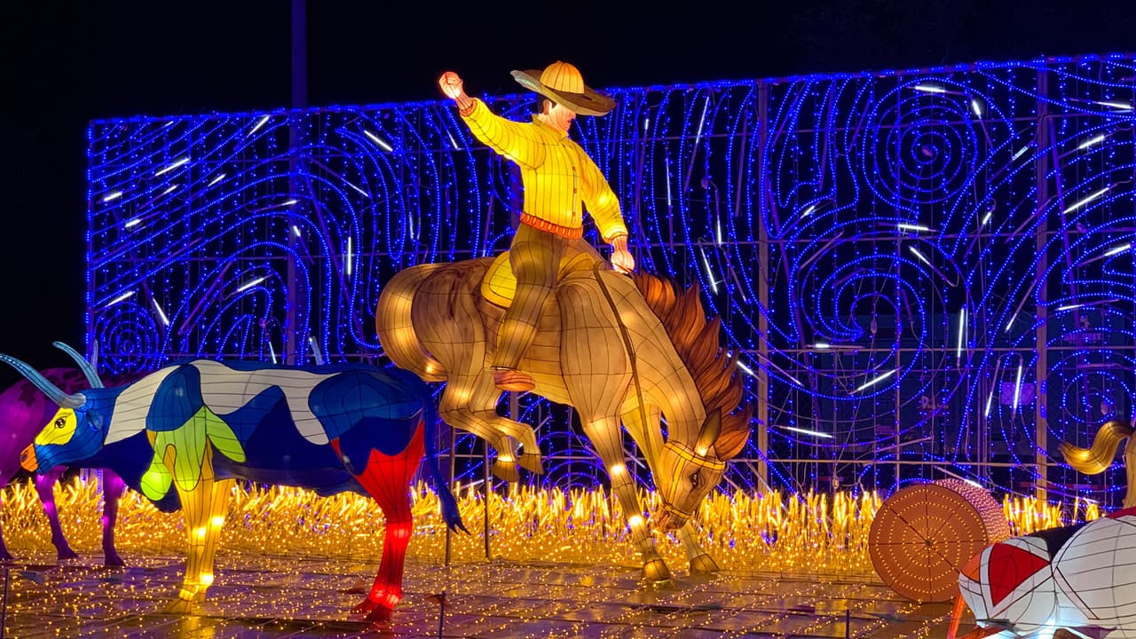 Magical Winter Lights incluye representaciones de monumentos históricos del mundo, una villa navideña, el paisaje urbano de Houston, el viejo oeste, una zona de diversión de dinosaurios y más.