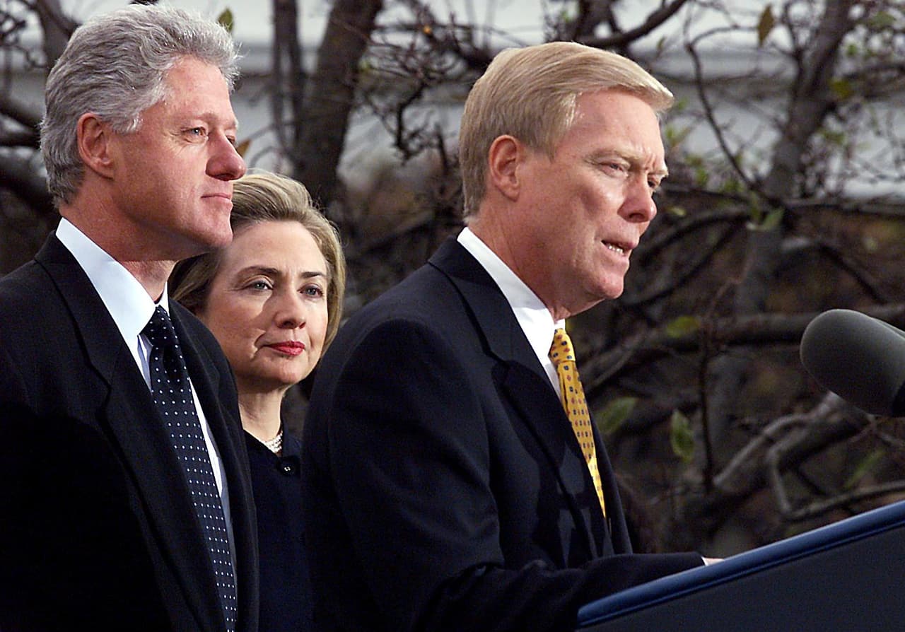 Los Clinton escuchando a Dick Gephardt, entonces líder de la minoría de la Cámara de Representantes. Con el 'impeachment' aprobado, las negociaciones políticas se trasladaban al Senado donde empezaría el proceso de destitución del presidente, que finalmente no se logró y permitió al demócrata terminar su segundo periodo.