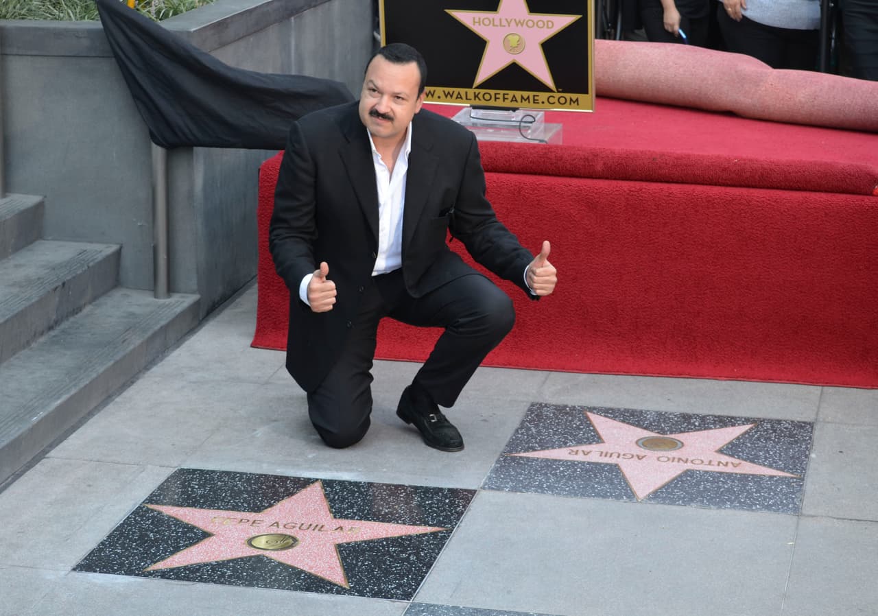 La estrella del músico quedó justo junto a la de su papá, Don Antonio Aguilar.