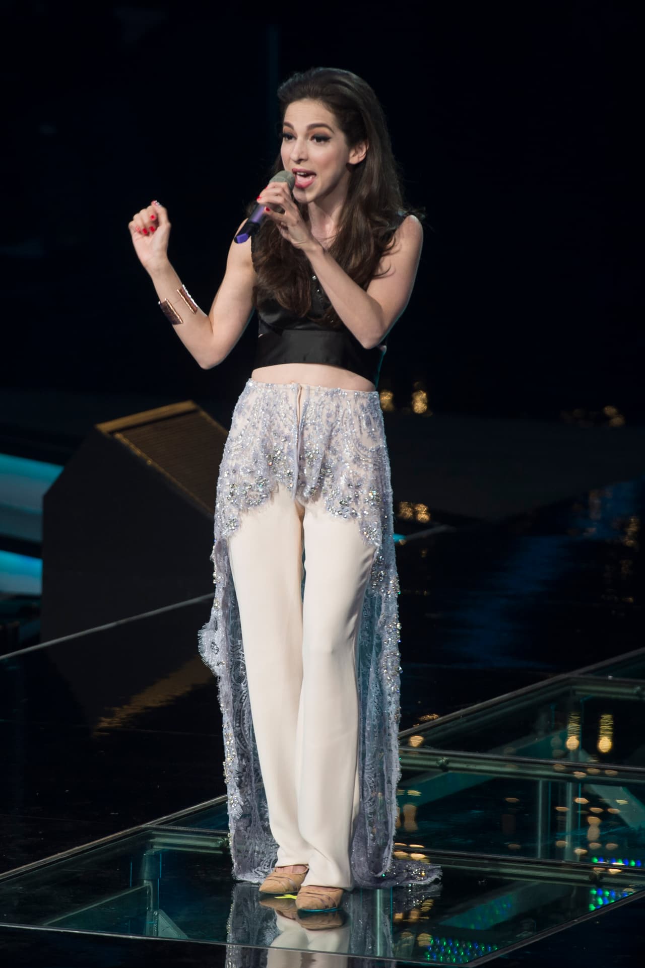 La capitana se encariñó mucho con el pequeño y dijo que lo apoyaría en su carrera musical.