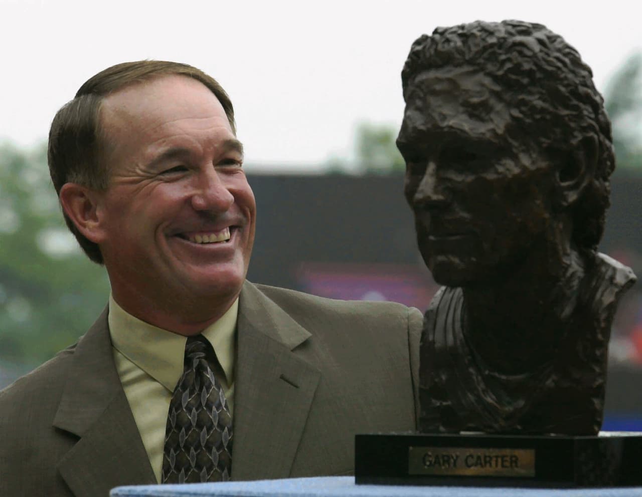 <b>Gary Edmund Carter. </b>Este beisbolista profesional comenzó a padecer dolores de cabeza y a tener problemas de memoria. Los doctores confirmaron que tenía un tumor cerebral grado IV: glioblastoma multiforme. Murió con apenas 57 años de edad, el 16 de febrero de 2012, nueve meses después.
<br>