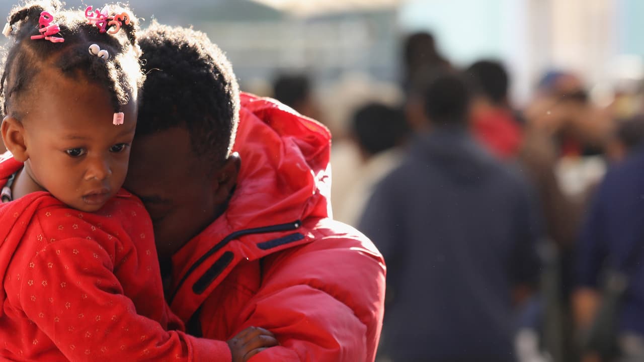 Padre e hija haitianos en un centro de detención fronterizo.