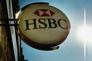 Acusan a pareja de robar miles de dólares a pasajeros del MH370