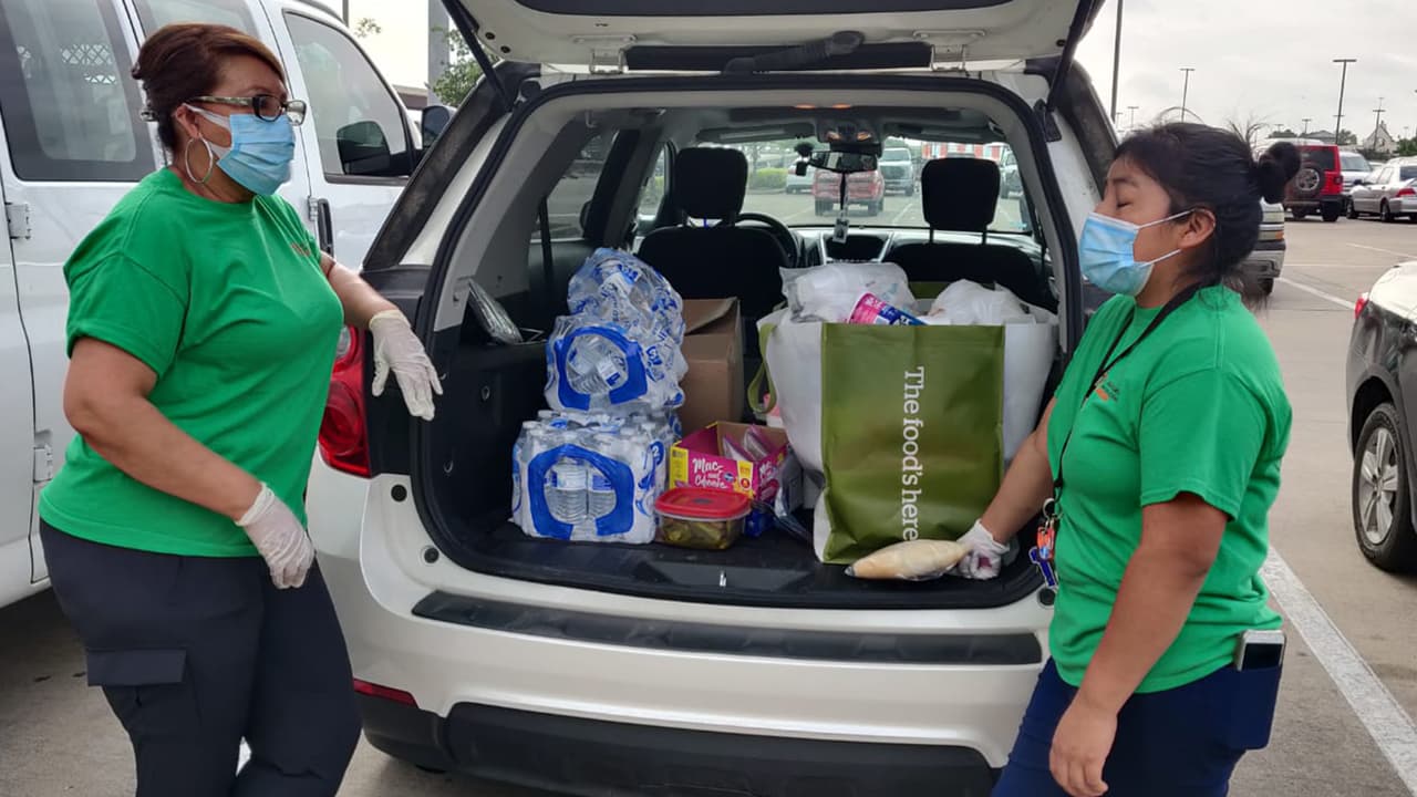 “Pensamos en despensas prácticas porque muchos son hombres que viven solos, pero si algunos tienen familia les pueden compartir”, continuó.