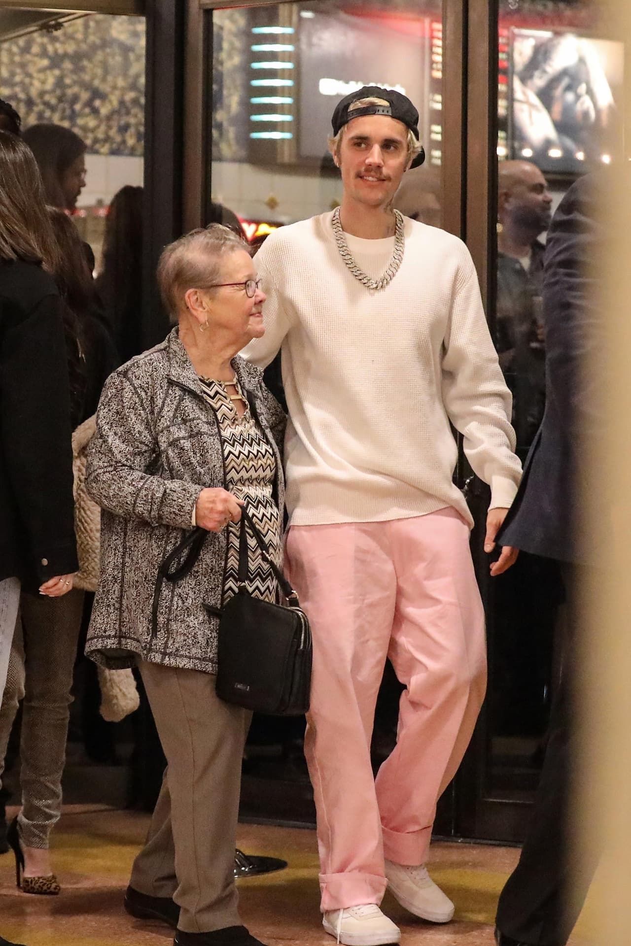 En el estreno del lunes por la noche, Bieber paseó por la alfombra roja junto a su esposa y también con sus abuelos maternos Bruce y Diane Dale (con ella en la foto). 
<br>