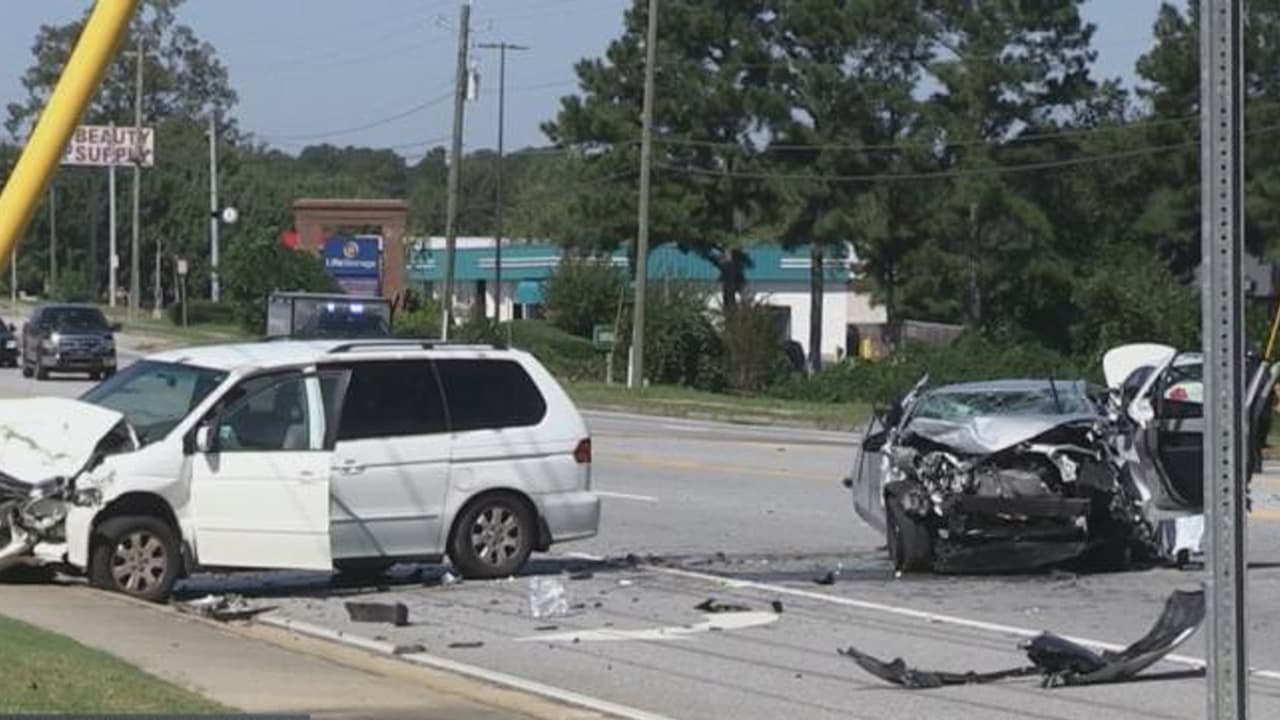 Hombre queda atrapado y gravemente herido en aparatoso choque en el condado de Gwinnett