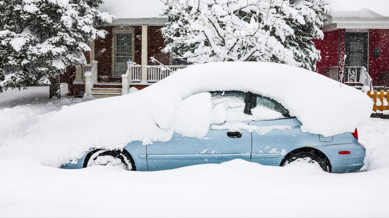 A solo una semana de que comience el llamado ‘Spring Break’, varios estados en el oeste del país están teniendo que lidiar con intensas tormentas invernales que, en algunos casos, han obligado a que se convoque a la Guardia Nacional para que ayude en labores de búsqueda y rescate. Por otro lado, en ciudades como Amarillo o Lubbock se cuentan varios damnificados producto de decenas de tornados que están azotando al sur de la nación. 
<b><a href="https://www.univision.com/noticias/potente-tormenta-invernal-azota-el-oeste-de-eeuu-video" target="_blank">Más información aquí</a></b>.