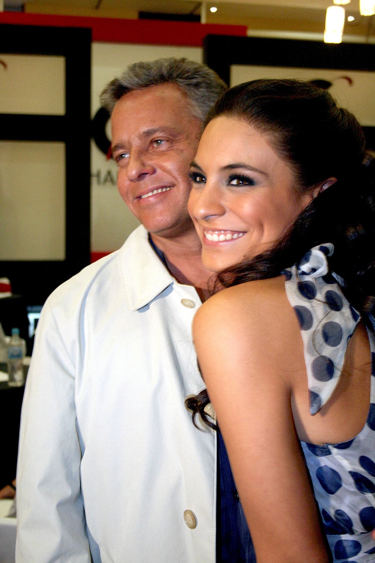 En mayo de 2006, luego de terminar la transmisión de 'Barrera de amor', Ayala habló de su relación con Ana Brenda Contreras. En ese momento, el actor y empresario indicó que tomaría su noviazgo "con mucha calma, sin prisas, pues las prisas son un mal consejero", dijo en entrevista para
<a href="http://www.cronica.com.mx/notas/2006/241059.html" target="_blank">Crónica</a>.