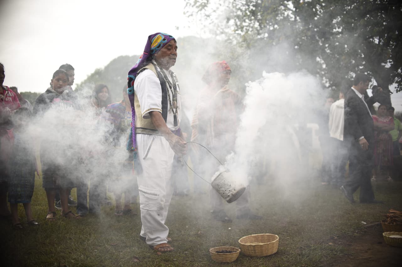 Desde la antigüedad, este tipo de limpias y rituales eran el medio por el cual los mayas expresaban su riqueza espiritual y entraban en contacto con el inquietante mundo sagrado, con los dioses y hasta con aquello considerado sobrenatural.