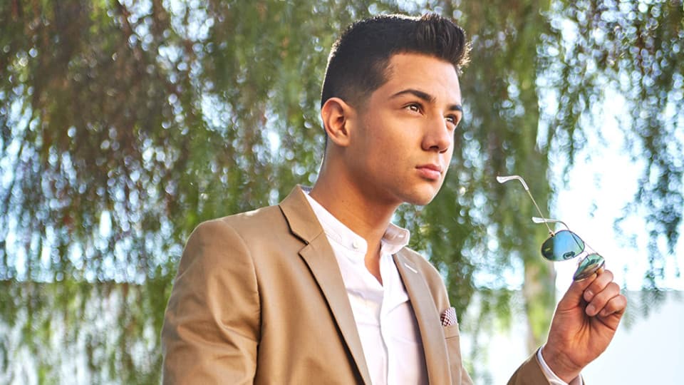 Luis Coronel comenzó a subir videos a sus redes sociales y más personas empezaron a escuchar su música.